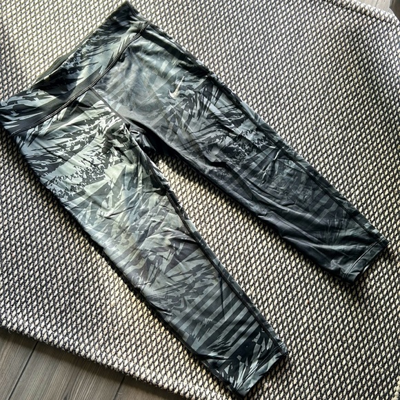 Nike Capri workout pants - Picture 1 of 6